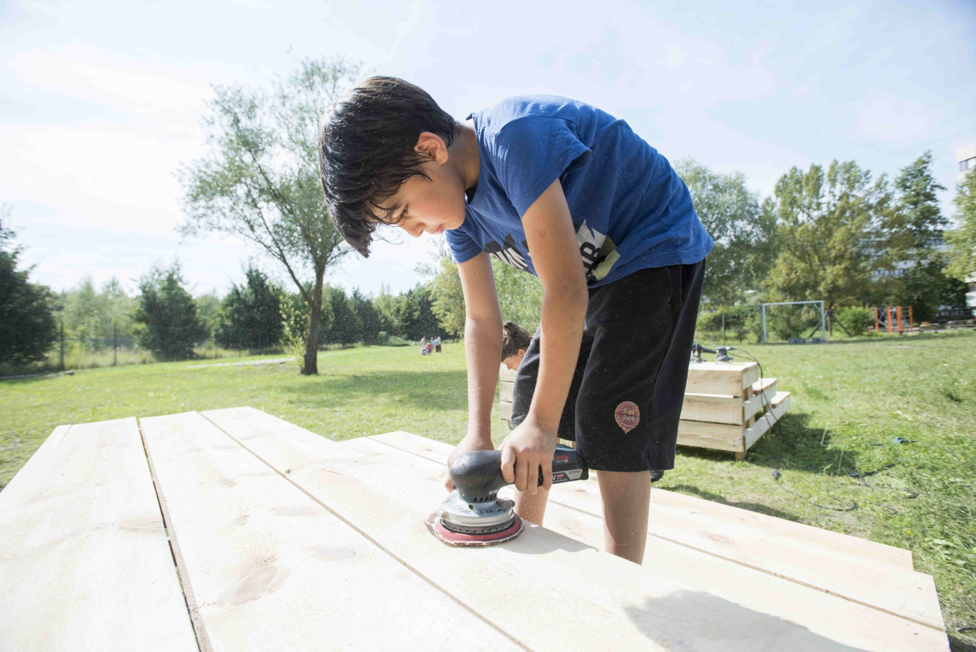 Tribunes to design and build