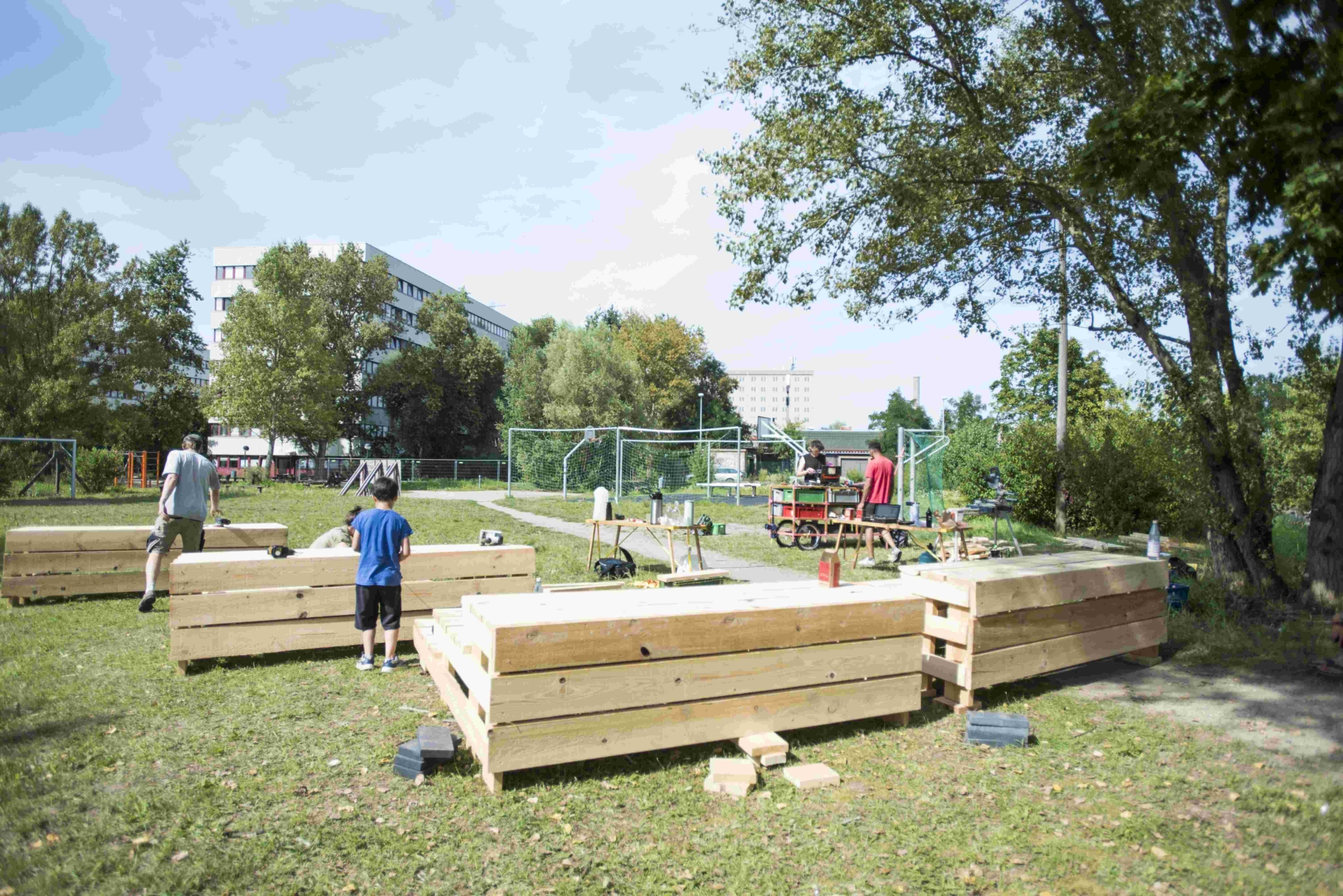 Tribunes to design and build